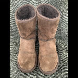 UGG CLASSIC SHORT BOOT SIZE w 7 Chocolate Brown